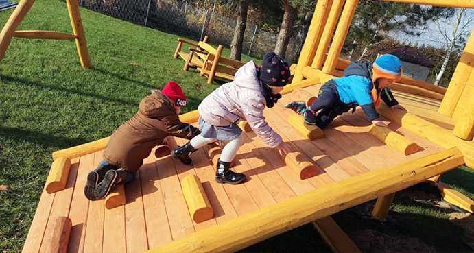 Szczęśliwe dzieci bawiące się na placu zabaw